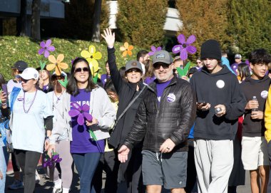 San Ramon, CA - 26 Ekim 2024: Alzheimer hastaları için farkındalık, destek ve araştırma amaçlı dünyanın en büyük etkinliği olan Alzheimer yürüyüşüne katılanlar. 