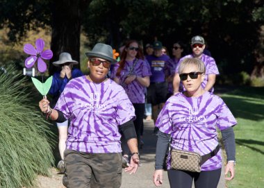 San Ramon, CA - 26 Ekim 2024: Alzheimer hastaları için farkındalık, destek ve araştırma amaçlı dünyanın en büyük etkinliği olan Alzheimer yürüyüşüne katılanlar. 