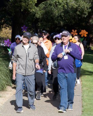 San Ramon, CA - 26 Ekim 2024: Alzheimer hastaları için farkındalık, destek ve araştırma amaçlı dünyanın en büyük etkinliği olan Alzheimer yürüyüşüne katılanlar. 