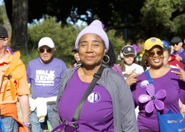 San Ramon, CA - 26 Ekim 2024: Alzheimer hastaları için farkındalık, destek ve araştırma amaçlı dünyanın en büyük etkinliği olan Alzheimer yürüyüşüne katılanlar. 