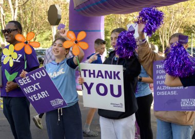 San Ramon, CA - 26 Ekim 2024: Alzheimer hastaları için farkındalık, destek ve araştırma amaçlı dünyanın en büyük etkinliği olan Alzheimer yürüyüşüne katılanlar. 