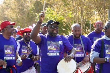 San Ramon, CA - 26 Ekim 2024: Alzheimer hastaları için farkındalık, destek ve araştırma amaçlı dünyanın en büyük etkinliği olan Alzheimer yürüyüşüne katılanlar. 