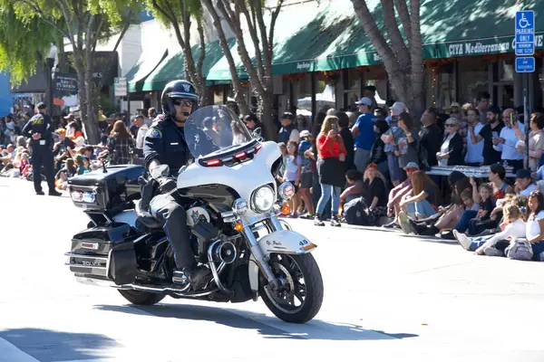 Half Moon Bay, CA - 19 Ekim 2024: 52. Geleneksel Sanat ve Balkabağı Festivali 'nin tanımlanamayan katılımcıları, geçit törenine katılıyor..