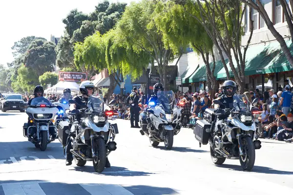 Half Moon Bay, CA - 19 Ekim 2024: 52. Geleneksel Sanat ve Balkabağı Festivali 'nin tanımlanamayan katılımcıları, geçit törenine katılıyor..