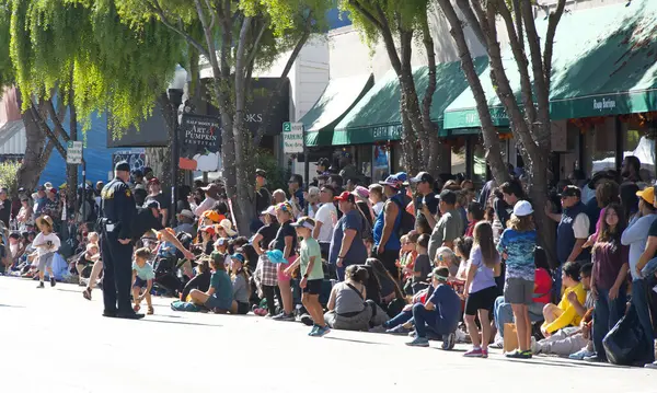 Half Moon Bay, CA - 19 Ekim 2024: İzleyiciler 52. Geleneksel Sanat ve Balkabağı Festivali 'ni izlemek için caddede kuyruğa girdiler.