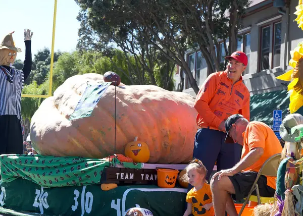 Half Moon Bay, CA - 19 Ekim 2024 Travis Gienger, 52. geleneksel Sanat ve Balkabağı Festivali Geçit Töreni 'nde 140 kiloluk balkabağıyla kazandı.