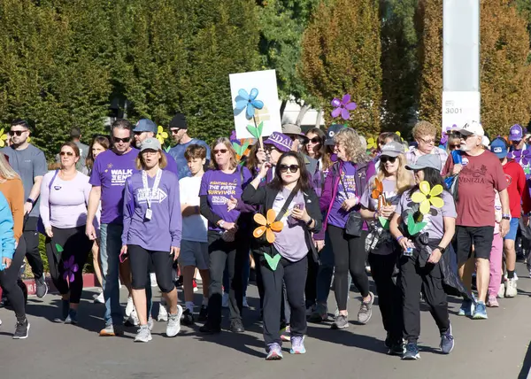 San Ramon, CA - 26 Ekim 2024: Alzheimer hastaları için farkındalık, destek ve araştırma amaçlı dünyanın en büyük etkinliği olan Alzheimer yürüyüşüne katılanlar. 