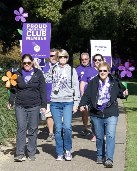 San Ramon, CA - 26 Ekim 2024: Alzheimer hastaları için farkındalık, destek ve araştırma amaçlı dünyanın en büyük etkinliği olan Alzheimer yürüyüşüne katılanlar. 