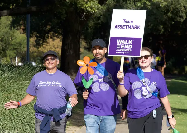 San Ramon, CA - 26 Ekim 2024: Alzheimer hastaları için farkındalık, destek ve araştırma amaçlı dünyanın en büyük etkinliği olan Alzheimer yürüyüşüne katılanlar. 