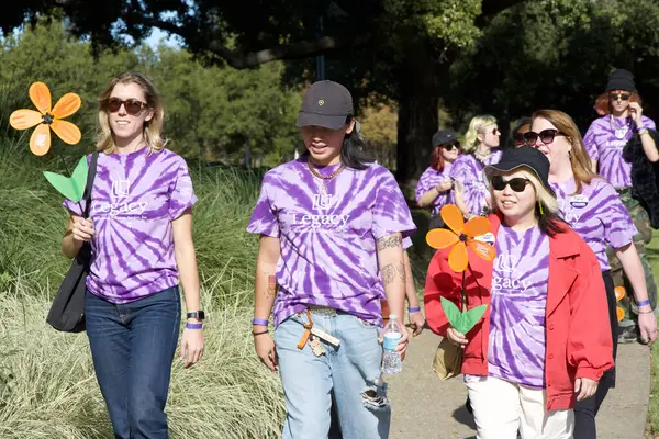 San Ramon, CA - 26 Ekim 2024: Alzheimer hastaları için farkındalık, destek ve araştırma amaçlı dünyanın en büyük etkinliği olan Alzheimer yürüyüşüne katılanlar. 