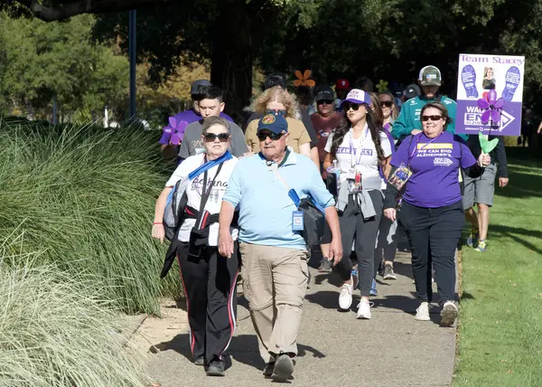 San Ramon, CA - 26 Ekim 2024: Alzheimer hastaları için farkındalık, destek ve araştırma amaçlı dünyanın en büyük etkinliği olan Alzheimer yürüyüşüne katılanlar. 