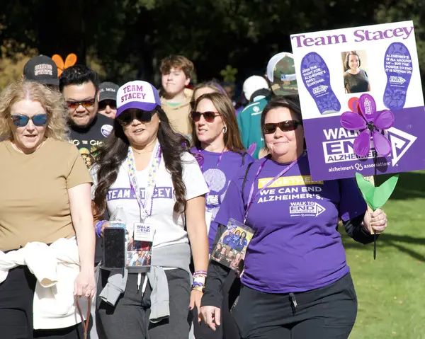 San Ramon, CA - 26 Ekim 2024: Alzheimer hastaları için farkındalık, destek ve araştırma amaçlı dünyanın en büyük etkinliği olan Alzheimer yürüyüşüne katılanlar. 