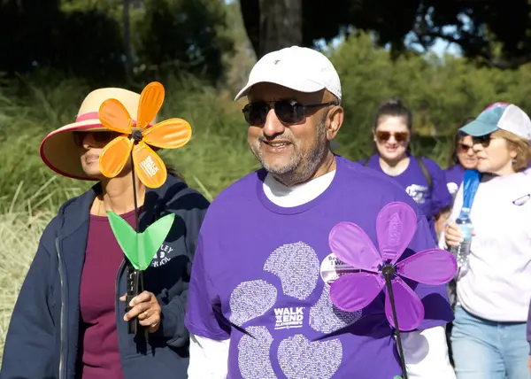 San Ramon, CA - 26 Ekim 2024: Alzheimer hastaları için farkındalık, destek ve araştırma amaçlı dünyanın en büyük etkinliği olan Alzheimer yürüyüşüne katılanlar. 