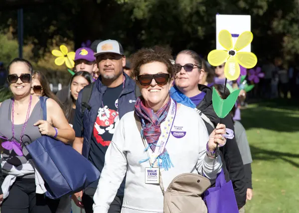 San Ramon, CA - 26 Ekim 2024: Alzheimer hastaları için farkındalık, destek ve araştırma amaçlı dünyanın en büyük etkinliği olan Alzheimer yürüyüşüne katılanlar. 