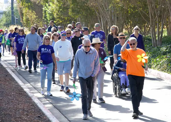 San Ramon, CA - 26 Ekim 2024: Alzheimer hastaları için farkındalık, destek ve araştırma amaçlı dünyanın en büyük etkinliği olan Alzheimer yürüyüşüne katılanlar. 