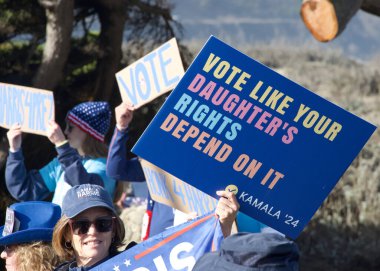Pacifica, CA - 2 Kasım 2024: Kadınlar Yürüyüşü 'ne katılanlar, Feminist Geleceğimiz, farklı kadınların siyasi gücünü herkes için çok ırklı feminist bir demokrasi oluşturmak için kullanacak.. 