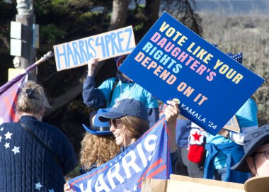 Pacifica, CA - 2 Kasım 2024: Kadınlar Yürüyüşü 'ne katılanlar, Feminist Geleceğimiz, farklı kadınların siyasi gücünü herkes için çok ırklı feminist bir demokrasi oluşturmak için kullanacak.. 