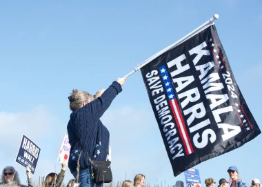 Pacifica, CA - 2 Kasım 2024: Kadınlar Yürüyüşü 'ne katılanlar, Feminist Geleceğimiz, farklı kadınların siyasi gücünü herkes için çok ırklı feminist bir demokrasi oluşturmak için kullanacak.. 