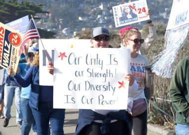 Pacifica, CA - 2 Kasım 2024: Kadınlar Yürüyüşü 'ne katılanlar, Feminist Geleceğimiz, farklı kadınların siyasi gücünü herkes için çok ırklı feminist bir demokrasi oluşturmak için kullanacak.. 