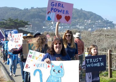 Pacifica, CA - 2 Kasım 2024: Kadınlar Yürüyüşü 'ne katılanlar, Feminist Geleceğimiz, farklı kadınların siyasi gücünü herkes için çok ırklı feminist bir demokrasi oluşturmak için kullanacak.. 