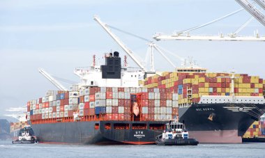 Oakland, CA - 1 Kasım 2024: Liberya kargo gemisi UTE Oakland limanına birden fazla römorkörle giriş yapıyor..
