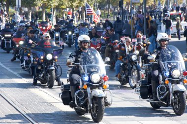 San Francisco, CA - 10 Kasım 2024 San Francisco şehir merkezindeki Gaziler Günü Geçidi 'nin kimliği belirsiz katılımcıları. Bu yılın teması, Sadakat ve Hizmet Mirası.