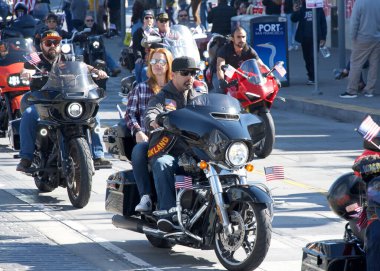 San Francisco, CA - 10 Kasım 2024 San Francisco şehir merkezindeki Gaziler Günü Geçidi 'nin kimliği belirsiz katılımcıları. Bu yılın teması, Sadakat ve Hizmet Mirası.