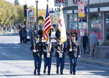 San Francisco, CA - 10 Kasım 2024 San Francisco şehir merkezindeki Gaziler Günü Geçidi 'nin kimliği belirsiz katılımcıları. Bu yılın teması, Sadakat ve Hizmet Mirası.