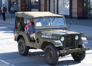 San Francisco, CA - 10 Kasım 2024 San Francisco şehir merkezindeki Gaziler Günü Geçidi 'nin kimliği belirsiz katılımcıları. Bu yılın teması, Sadakat ve Hizmet Mirası.