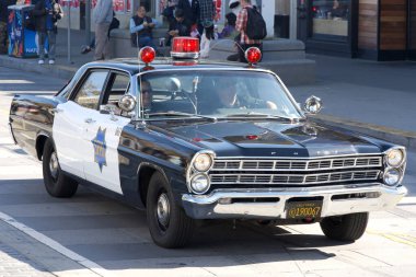 San Francisco, CA - 10 Kasım 2024 San Francisco şehir merkezindeki Gaziler Günü Geçidi 'nin kimliği belirsiz katılımcıları. Bu yılın teması, Sadakat ve Hizmet Mirası.