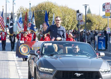 San Francisco, CA - 10 Kasım 2024: San Francisco şehir merkezindeki Gaziler Günü Geçidi 'nde Eyalet Senatörü Scott Wiener. Bu yılın teması, Sadakat ve Hizmet Mirası.