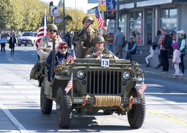 San Francisco, CA - 10 Kasım 2024 San Francisco şehir merkezindeki Gaziler Günü Geçidi 'nin kimliği belirsiz katılımcıları. Bu yılın teması, Sadakat ve Hizmet Mirası.