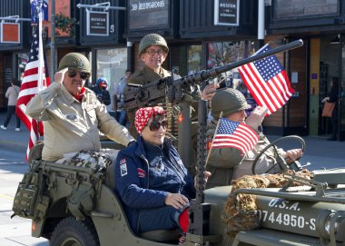 San Francisco, CA - 10 Kasım 2024 San Francisco şehir merkezindeki Gaziler Günü Geçidi 'nin kimliği belirsiz katılımcıları. Bu yılın teması, Sadakat ve Hizmet Mirası.