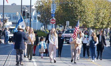 San Francisco, CA - 10 Kasım 2024 San Francisco şehir merkezindeki Gaziler Günü Geçidi 'nin kimliği belirsiz katılımcıları. Bu yılın teması, Sadakat ve Hizmet Mirası.