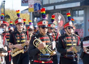 San Francisco, CA - 10 Kasım 2024 San Francisco şehir merkezindeki Gaziler Günü Geçidi 'nin kimliği belirsiz katılımcıları. Bu yılın teması, Sadakat ve Hizmet Mirası.
