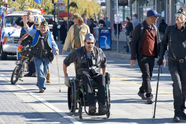 San Francisco, CA - 10 Kasım 2024 San Francisco şehir merkezindeki Gaziler Günü Geçidi 'nin kimliği belirsiz katılımcıları. Bu yılın teması, Sadakat ve Hizmet Mirası.