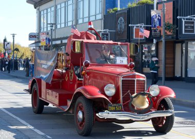 San Francisco, CA - 10 Kasım 2024 San Francisco şehir merkezindeki Gaziler Günü Geçidi 'nin kimliği belirsiz katılımcıları. Bu yılın teması, Sadakat ve Hizmet Mirası.