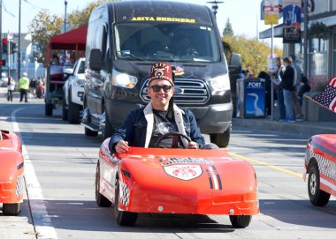 San Francisco, CA - 10 Kasım 2024 San Francisco şehir merkezindeki Gaziler Günü Geçidi 'nin kimliği belirsiz katılımcıları. Bu yılın teması, Sadakat ve Hizmet Mirası.