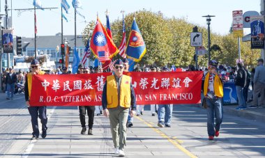 San Francisco, CA - 10 Kasım 2024 San Francisco şehir merkezindeki Gaziler Günü Geçidi 'nin kimliği belirsiz katılımcıları. Bu yılın teması, Sadakat ve Hizmet Mirası.