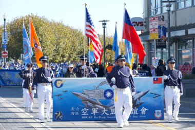 San Francisco, CA - 10 Kasım 2024 San Francisco şehir merkezindeki Gaziler Günü Geçidi 'nin kimliği belirsiz katılımcıları. Bu yılın teması, Sadakat ve Hizmet Mirası.
