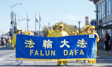 San Francisco, CA - 10 Kasım 2024 San Francisco şehir merkezindeki Gaziler Günü Geçidi 'nin kimliği belirsiz katılımcıları. Bu yılın teması, Sadakat ve Hizmet Mirası.