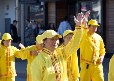 San Francisco, CA - 10 Kasım 2024 San Francisco şehir merkezindeki Gaziler Günü Geçidi 'nin kimliği belirsiz katılımcıları. Bu yılın teması, Sadakat ve Hizmet Mirası.