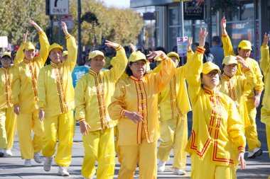 San Francisco, CA - 10 Kasım 2024 San Francisco şehir merkezindeki Gaziler Günü Geçidi 'nin kimliği belirsiz katılımcıları. Bu yılın teması, Sadakat ve Hizmet Mirası.