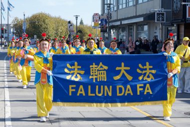 San Francisco, CA - 10 Kasım 2024 San Francisco şehir merkezindeki Gaziler Günü Geçidi 'nin kimliği belirsiz katılımcıları. Bu yılın teması, Sadakat ve Hizmet Mirası.
