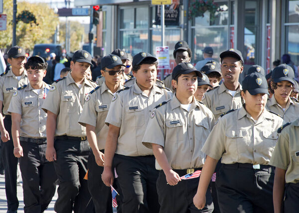 Сан-Франциско, Калифорния - Ноя 10, 2024: неизвестные участники Дня ветеранов в центре Сан-Франциско. В этом году тема, наследие верности и обслуживания.