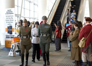 San Francisco, CA - 1 Aralık 2024: Fan Expo 'ya katılanlar en sevdikleri hayran kitlelerini kutluyor ve kurgusal karakter ve hikayelere olan tutkularını dile getiriyorlar.