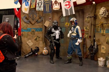 San Francisco, CA - 1 Aralık 2024: Fan Expo 'ya katılanlar en sevdikleri hayran kitlelerini kutluyor ve kurgusal karakter ve hikayelere olan tutkularını dile getiriyorlar.