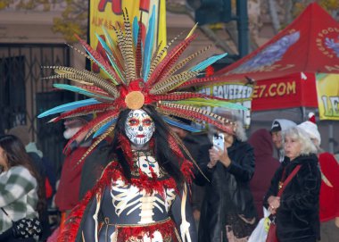 Vallejo, CA - 07 Aralık 2024: 15. Geleneksel Çılgın Şapkacı Yürüyüşü katılımcıları. Kaliforniya 'nın en ilginç bayram etkinliği ve Kuzey CA' nın ilk on bayramı.. 