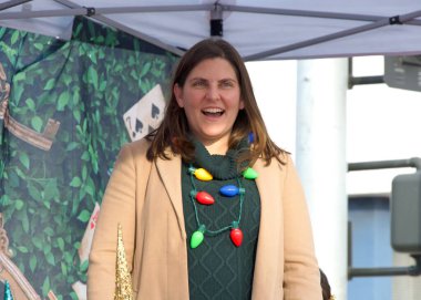 Vallejo, CA - 07 Aralık 2024: Belediye Başkanı Andrea Sorce 15. Geleneksel Çılgın Şapkacı Yürüyüşü Festivali 'nde konuştu.