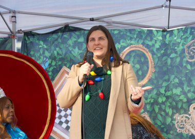 Vallejo, CA - 07 Aralık 2024: Belediye Başkanı Andrea Sorce 15. Geleneksel Çılgın Şapkacı Yürüyüşü Festivali 'nde konuştu.